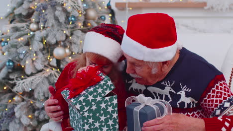 Enkelkind-Mädchen-Kidexhcanging-Weihnachtsgeschenk-Geschenk-Boxen-Mit-Glücklichen-älteren-Großvater-Zu-Hause