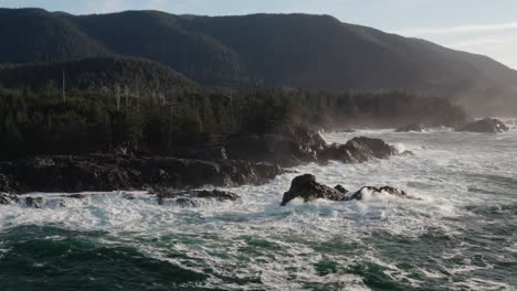 Drohnenaufnahme-Von-Wellen,-Die-Bei-Sonnenaufgang-Auf-Der-Insel-Vancouver,-Britisch-Kolumbien,-Die-Küstenlinie-Treffen