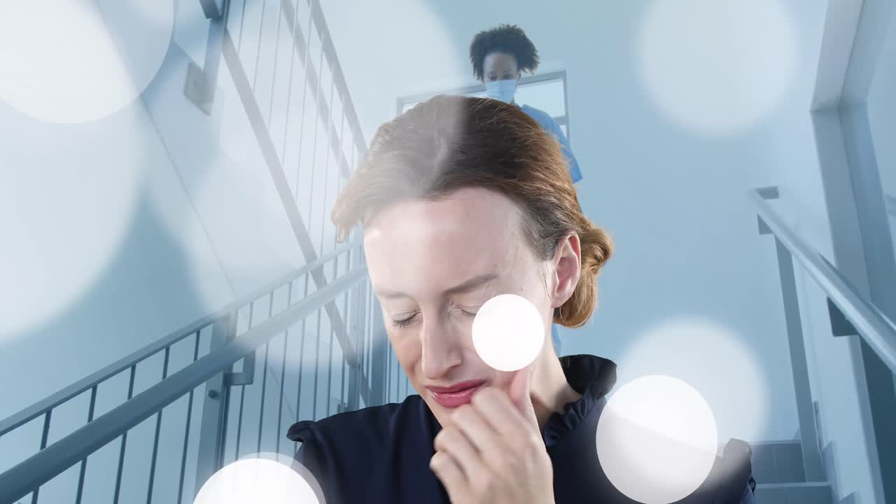 얼굴 마스크를 입은 아프리카계 미국인 여성 의사 위에 백인 여성의 스 애니메이션