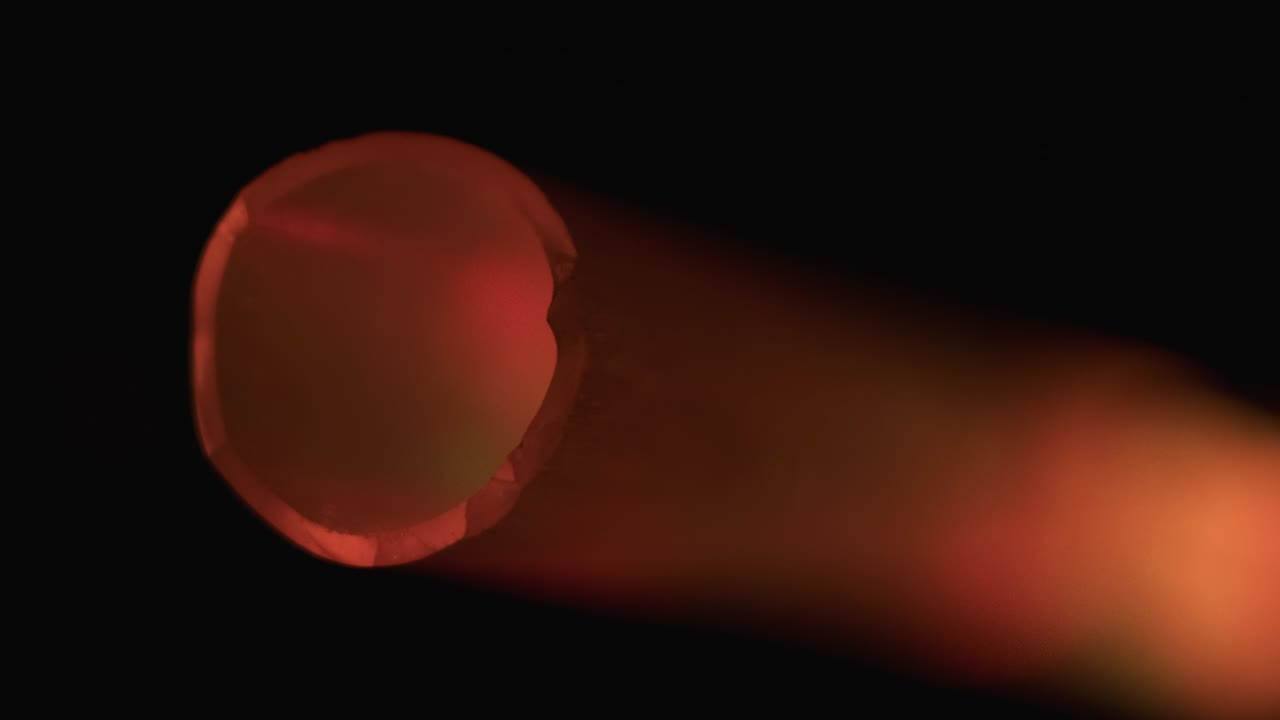 parpadea y parpadea una luz amarillo-verde. parpadeo de un tubo de vidrio.