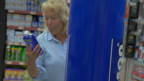 mujer adulta en la tienda de la ciudad de perea grecia elige productos