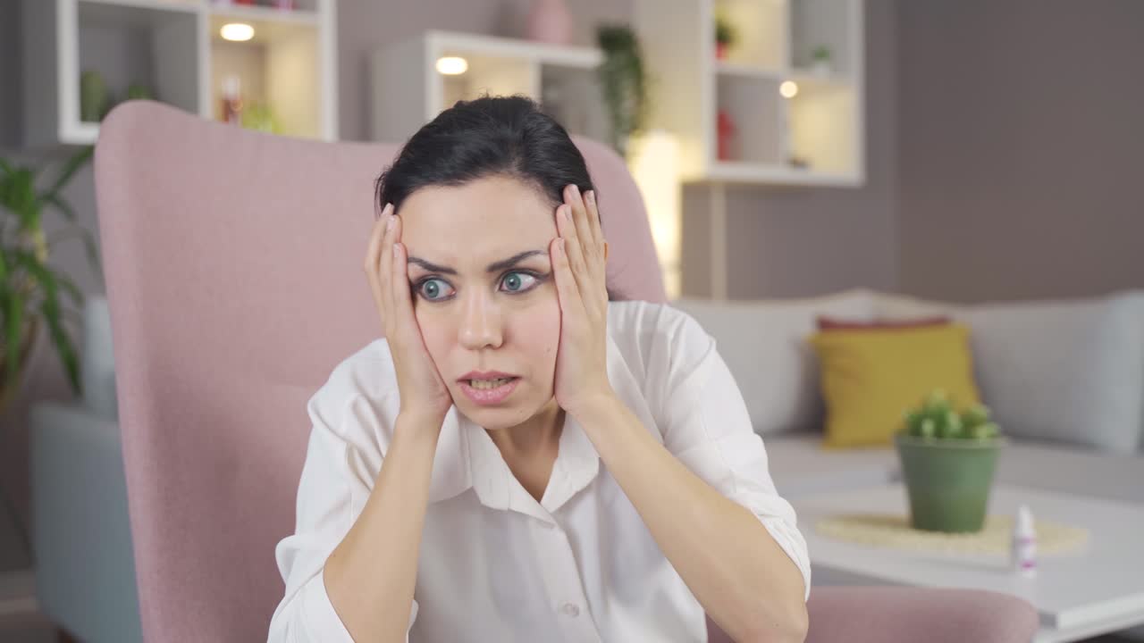 una mujer gritando. un primer plano de una mujer asustada.