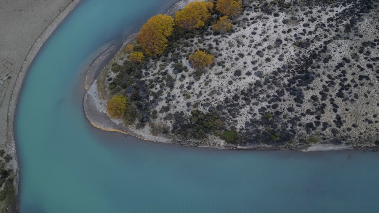 Filmato aereo con luce serale sulla Pampa, che mette in risalto un fiume blu intenso che scorre attraverso le pianure