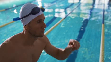 schwimmtraining in einem schwimmbad