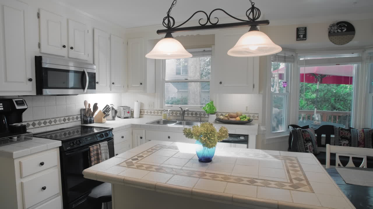 Ripresa con gimbal di una cucina bianca vuota in periferia