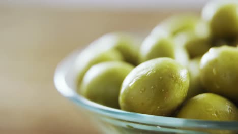 aceitunas verdes en un tazón