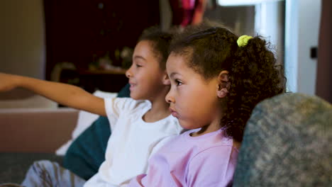 Kids-watching-film-at-home