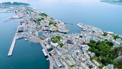 Imágenes-Aéreas-De-La-Ciudad-De-Alesund-Noruega