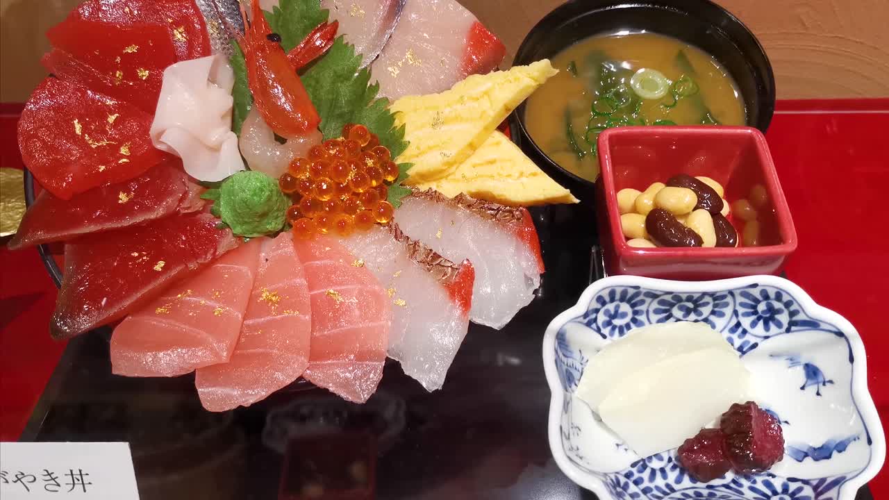 hermosos platos de sashimi de pescado muestran accesorios en un restaurante japonés, nagoya, japón