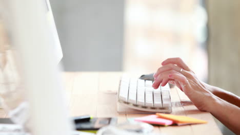 Mujer-Escribiendo-En-La-Computadora-En-El-Escritorio