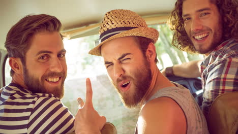 retrato de un grupo diverso de amigos sentados en el coche mirando a la cámara y sonriendo