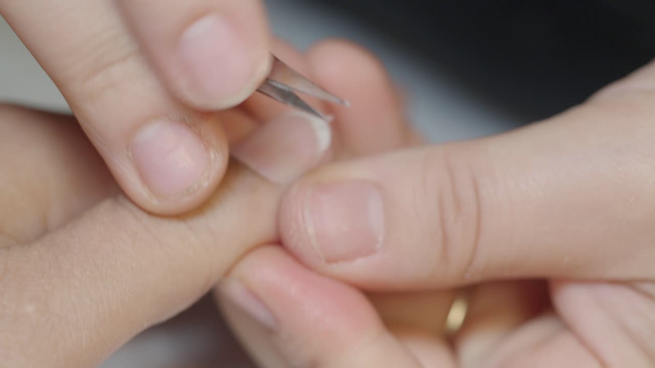 Close-up de Manicura Cortando Cutículas Durante Tratamento de Unhas