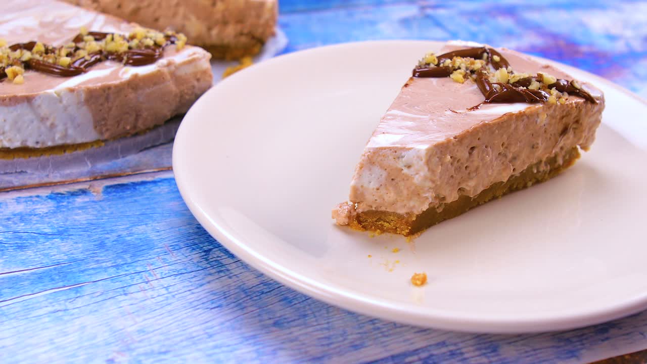 집에서 만든 초콜릿 치즈케이크 한 조각을 제공