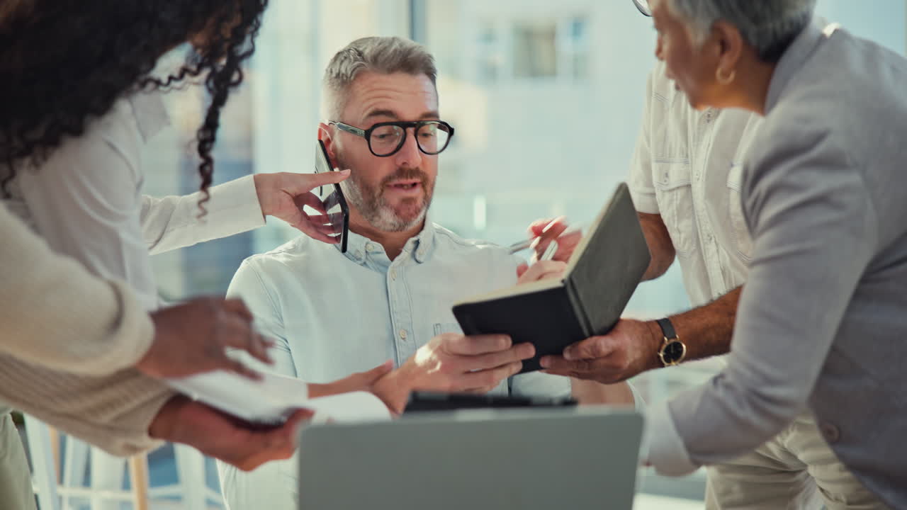 estrés, exceso de trabajo y caos con el hombre de negocios