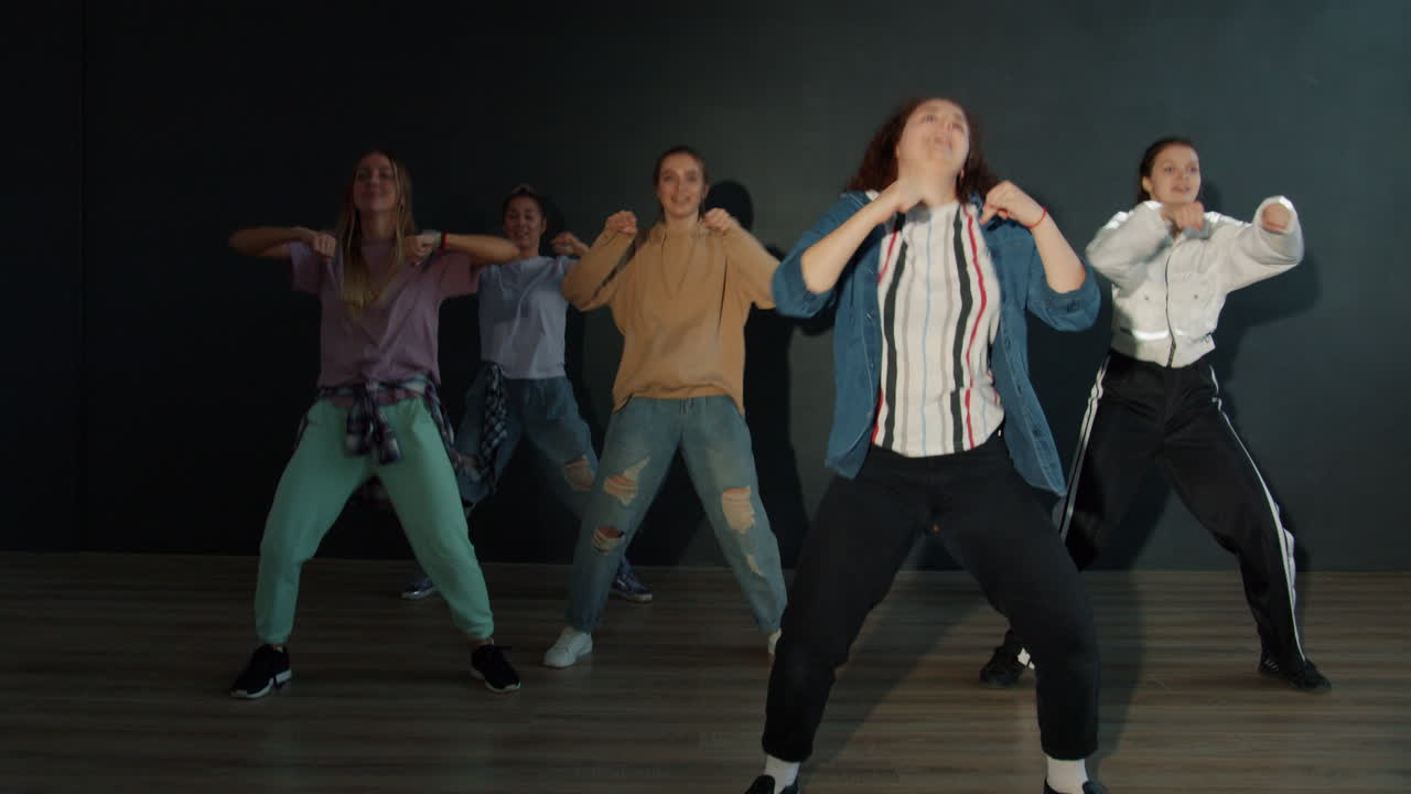 grupo de mujeres jóvenes bailando