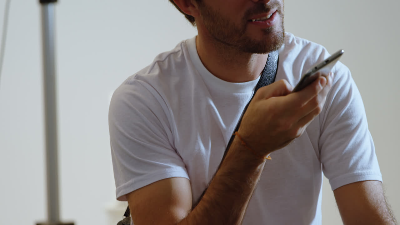 fotógrafo masculino hablando por teléfono móvil 4k