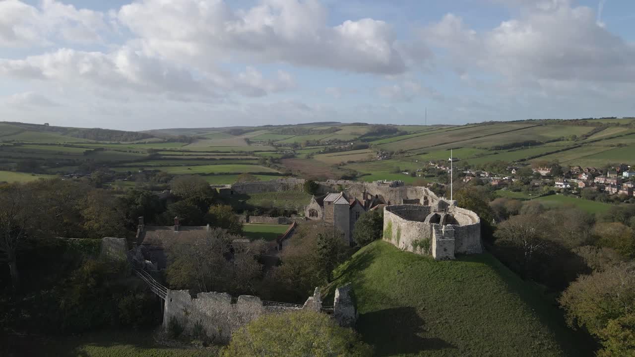 Il castello di Carisbrook, una grande fortezza nata come opera di difesa anglosassone contro le incursioni vichinghe. Drone che ruota verso destra mostrando il castello e il villaggio sullo sfondo.