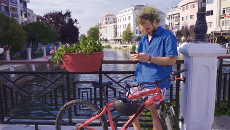 Joven-Enviando-Mensajes-De-Texto-Por-Teléfono.