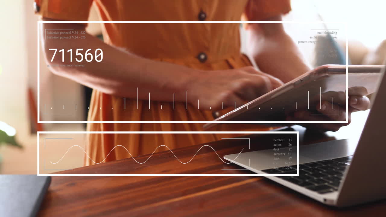 노트북과 태블릿을 사용하는 두 인종의 여성에 대한 금융 데이터 처리의 애니메이션