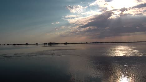 Contaminación-Del-Agua-Con-El-Reflejo-Del-Sol-En-El-Agua-Gris