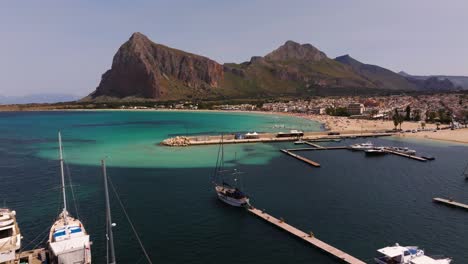 Vorwärts-Drohnenschuss-über-Booten,-Die-Vor-Dem-Strand-Von-San-Vito-Lo-Capo-Angedockt-Sind