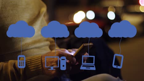 animación de nubes con dispositivos electrónicos sobre el hombre caucásico usando un teléfono inteligente