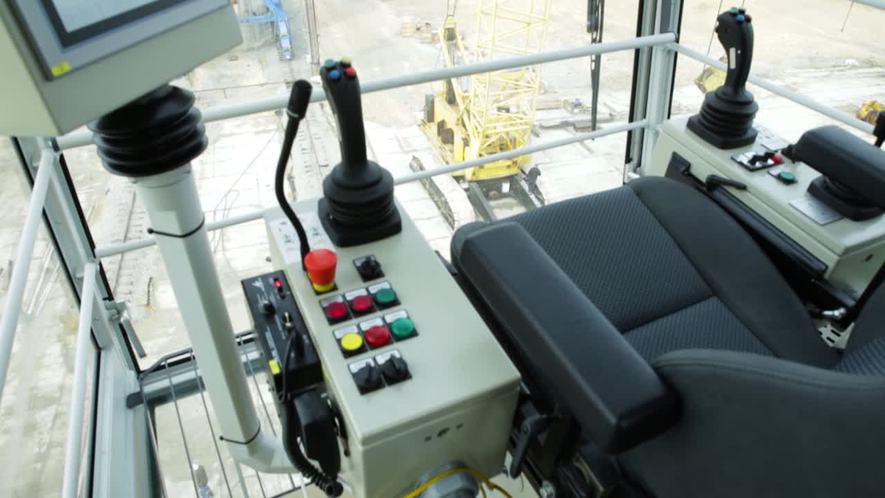 건설 현장에서 제어 장치가 있는 크레인 운영자 객실