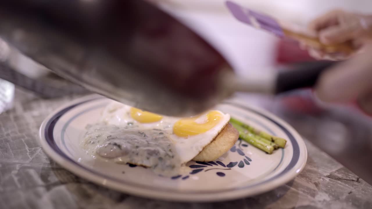 ⁇ 긴 달 ⁇  에 크림 소스 를  ⁇ 는 작물 요리사