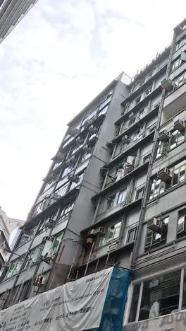 edificios de gran altura con una calle bulliciosa debajo