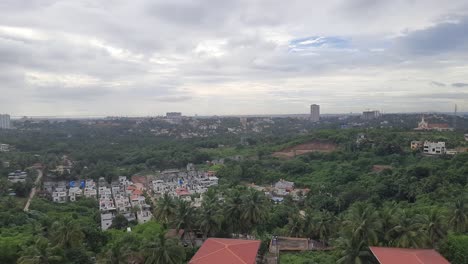 Toma-Estática-De-Vegetación-Y-Edificios-En-El-Distrito-De-Mangalore,-India