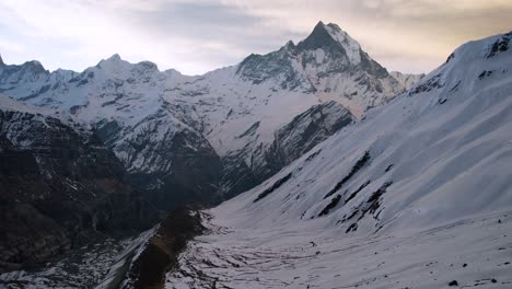 Vista-Aérea-épica-Del-Pico-Machapuchare-Durante-El-Amanecer-En-El-Macizo-Annapurna-De-La-Provincia-De-Gandaki