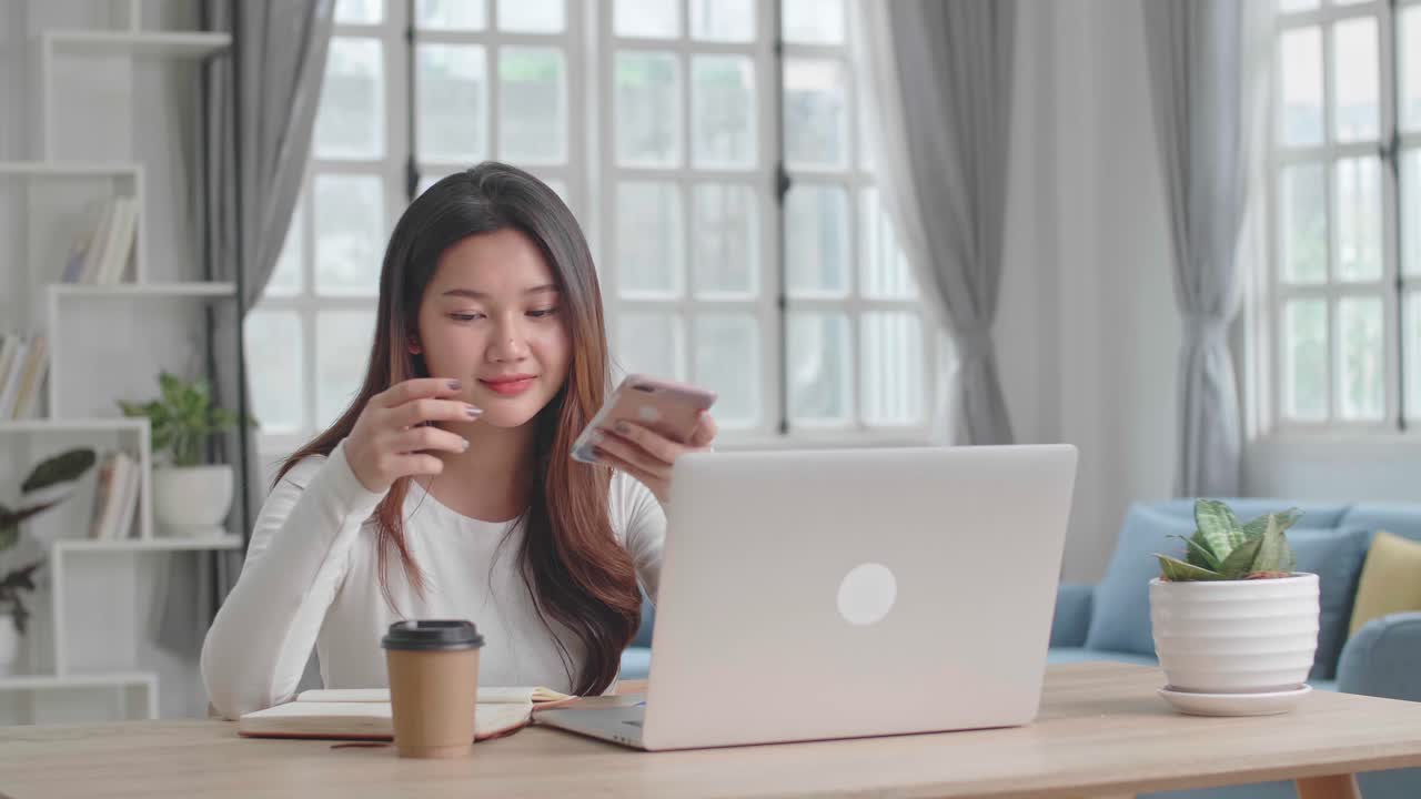 집에서 일하는 젊은 여성