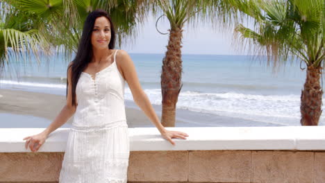 mujer mirando en la distancia en la playa tropical