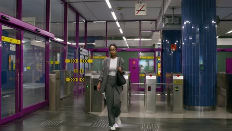 mujer entrando en una estación de metro