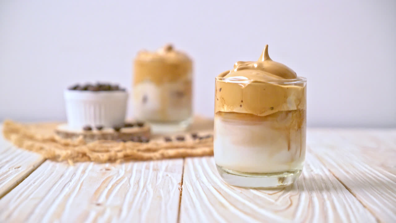 트렌디한 폭신폭신 크리미한 휘핑크림 커피, 아이스 달고나 커피