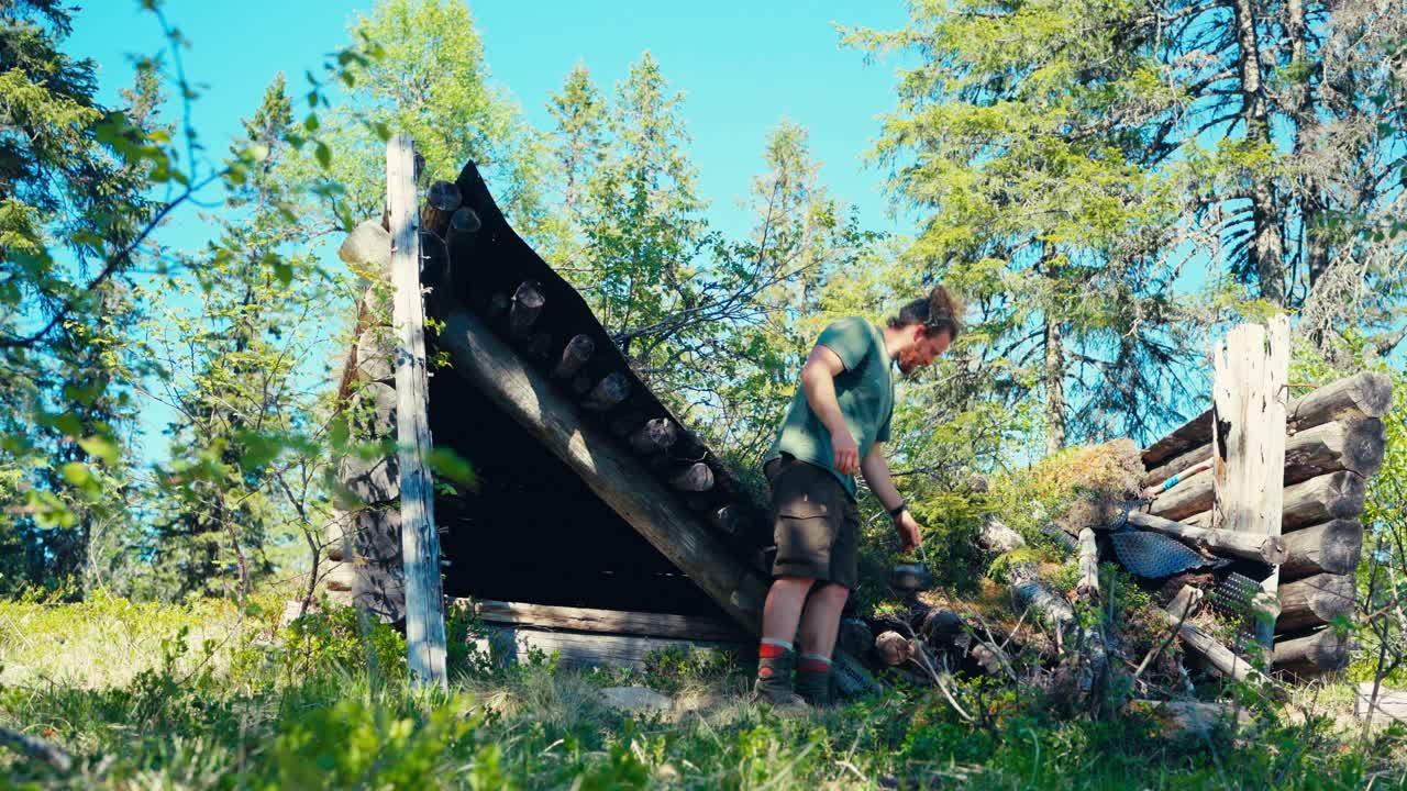 노르웨이의 트론델라그 (trøndelag) 의 인드레 포센 (indre fosen) 에 있는 세터드주프나 (seterdjupna) 에서 말리트조나 (malitjønna) 로 가는 길을 따라 캠핑하는 동안 남자가 물병을 점검하고 있습니다.