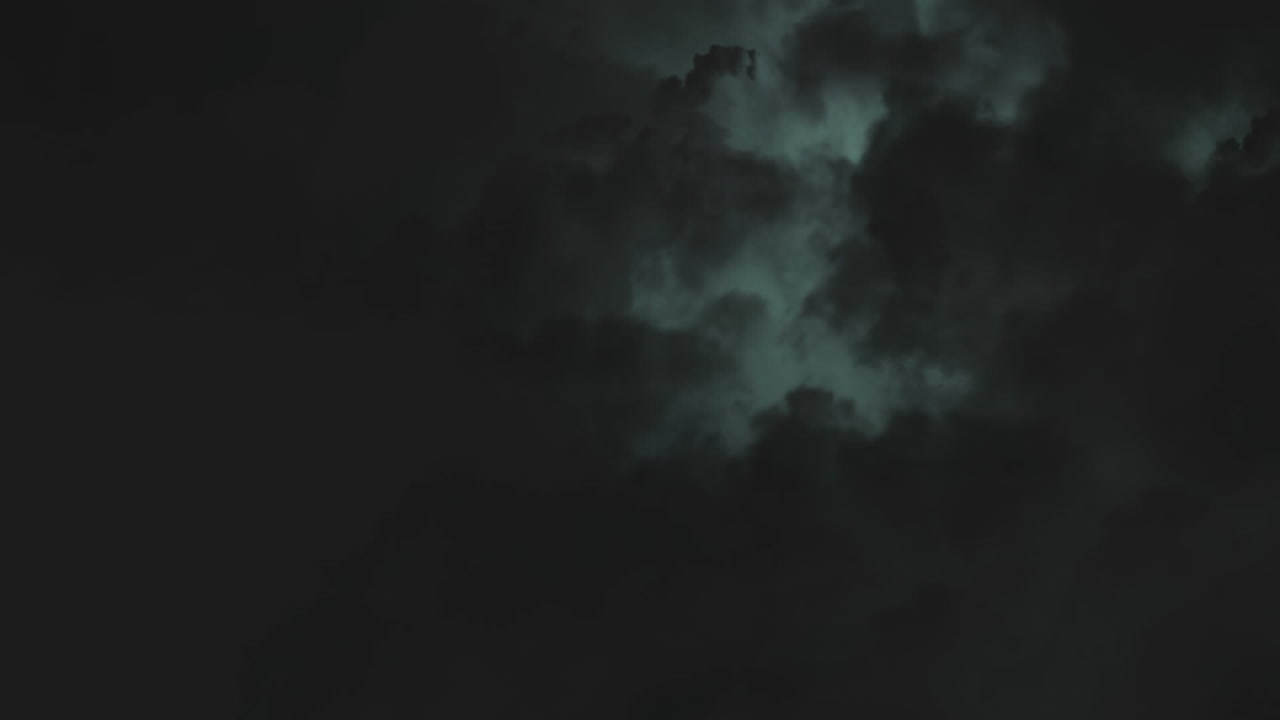 cielo nocturno tormentoso con destellos de relámpagos