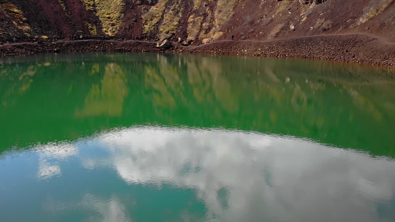 분화구 호수 위를 날다