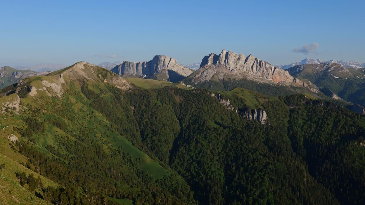 vista panorámica del paisaje de las rocosas montañas del cáucaso valles y bosques, en un día soleado