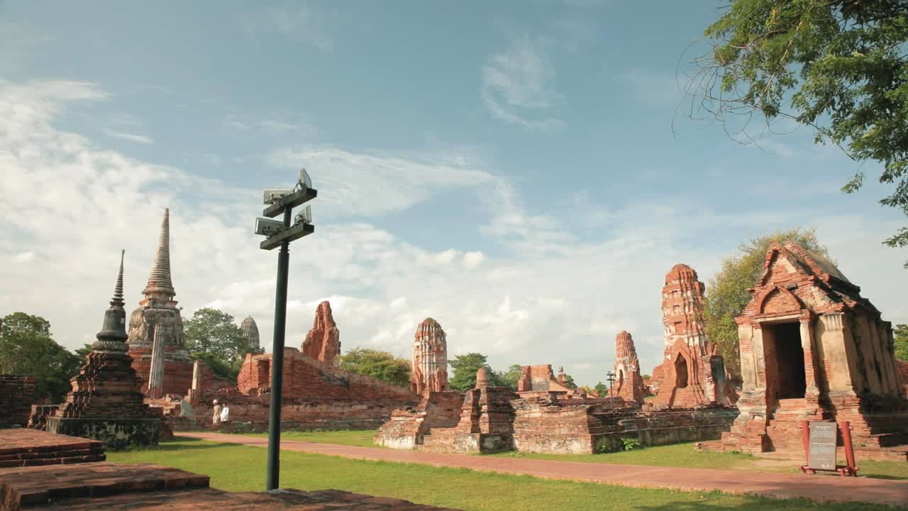 ayutthaya templos tailandeses en wat que maha con cielos azules