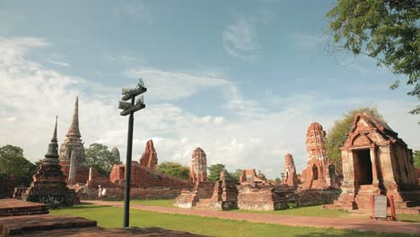 Templos-Tailandeses-De-Ayutthaya-En-Wat-That-Maha-Con-Cielos-Azules