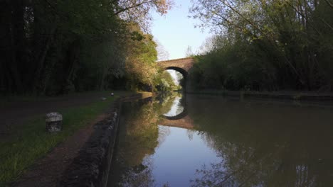 tiro panorámico lento durante la hora dorada en el canal grand union cerca del balneario de leamington
