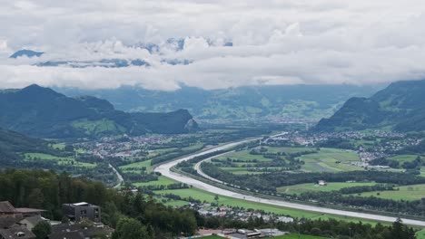 panorama des vaduz-tals am rhein, liechtenstein alpen berge