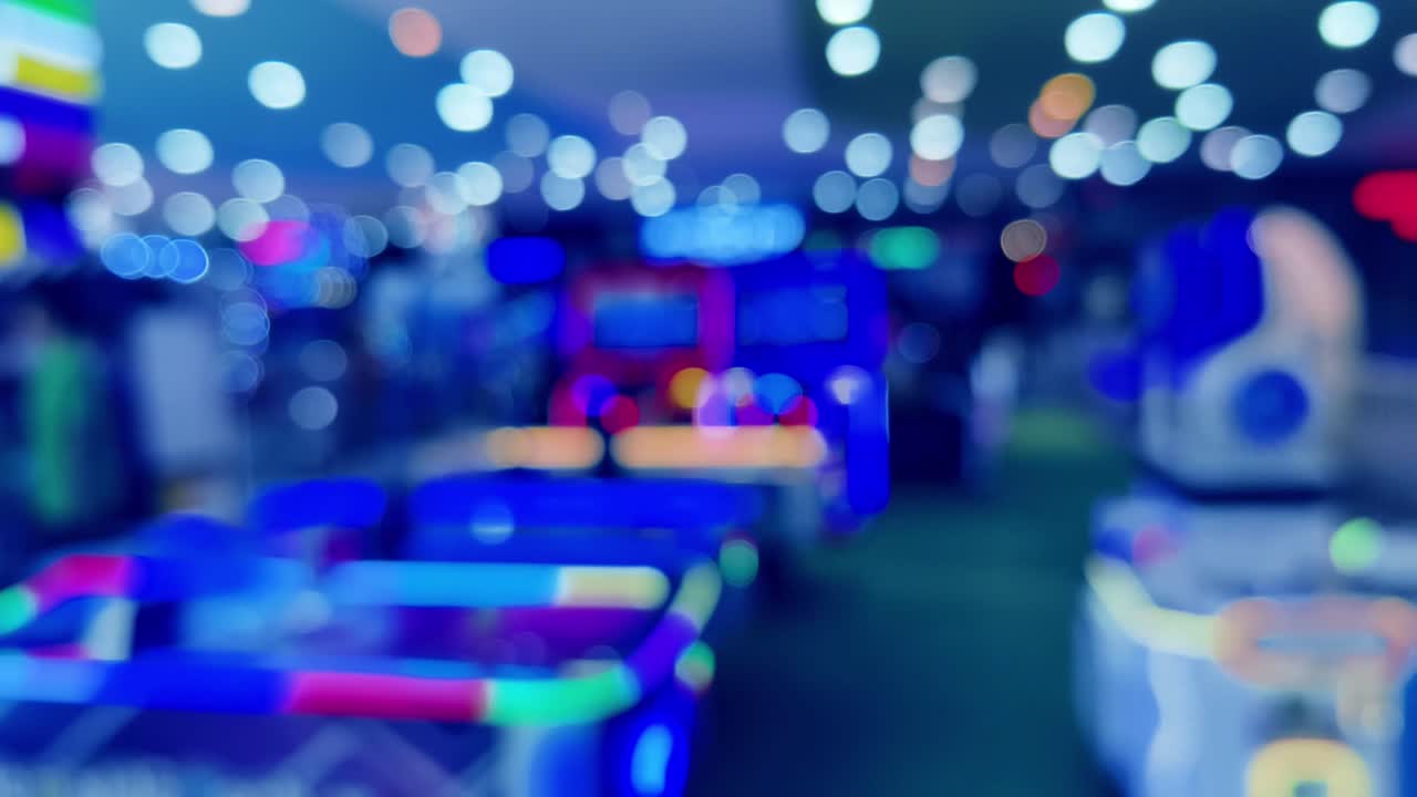 밤에 흐릿한 아케이드 장면