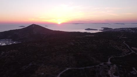 Puesta-De-Sol-En-La-Costa-De-Primosten,-Dalmacia,-Croacia---Vista-Aérea-De-Drones