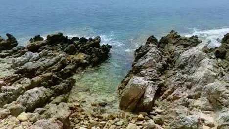 rocas en el agua del mar de cala gat en cala ratjada con piedra en buen tiempo en la naturaleza de palma de mallorca