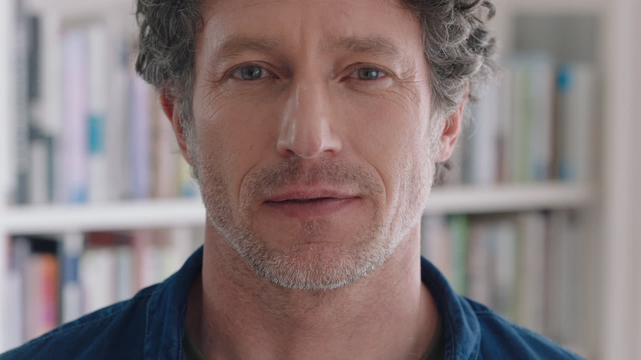 ritratto uomo maturo attraente dall'aspetto sicuro di sé uomo indipendente di successo a casa immagine di sé maschile concetto di filmato 4k