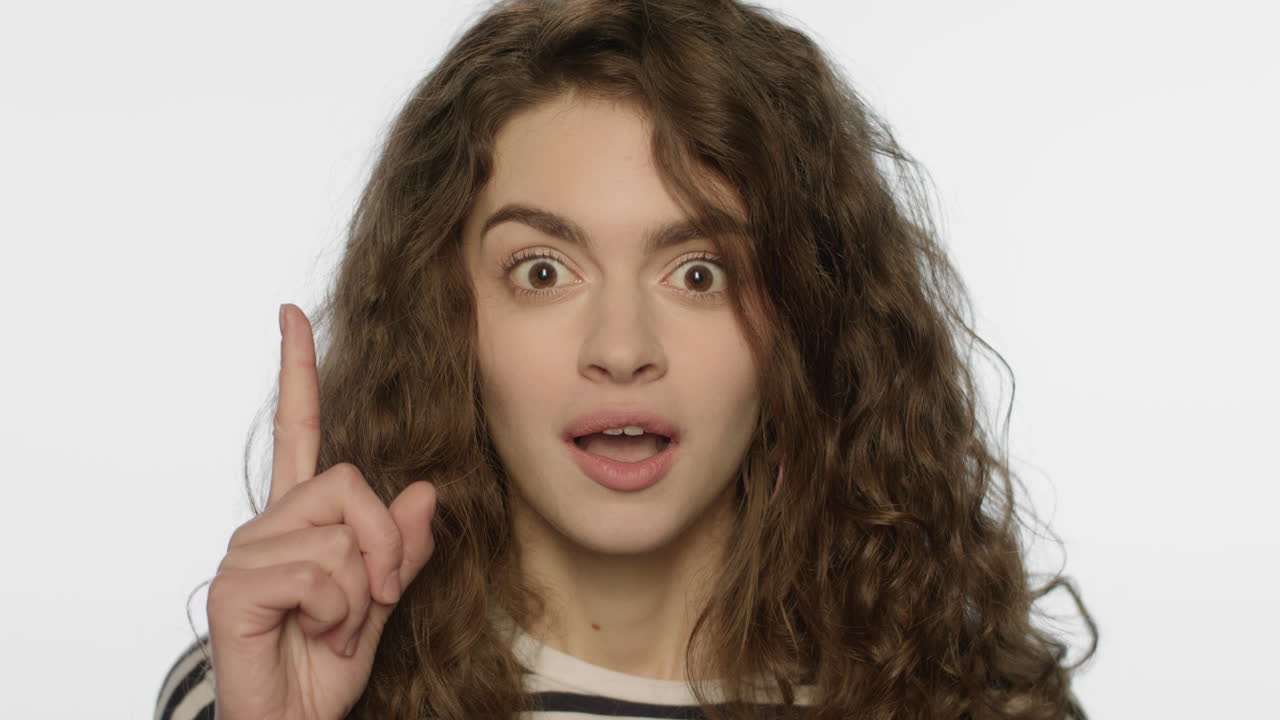 mujer emocionada tiene idea. retrato de chica alegre mostrando el dedo hacia arriba