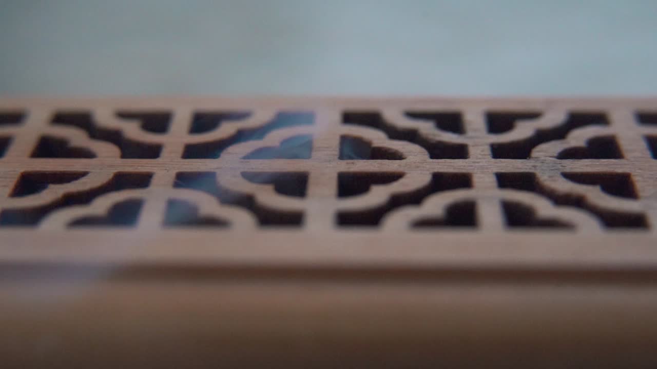 una toma macro de primer plano de fumar incienso en una caja de madera, meditación ritual espiritual, fragancia de terapia perfumada, relajante humo blanco aromático, caja texturizada, video cinematográfico en cámara lenta 120 fps
