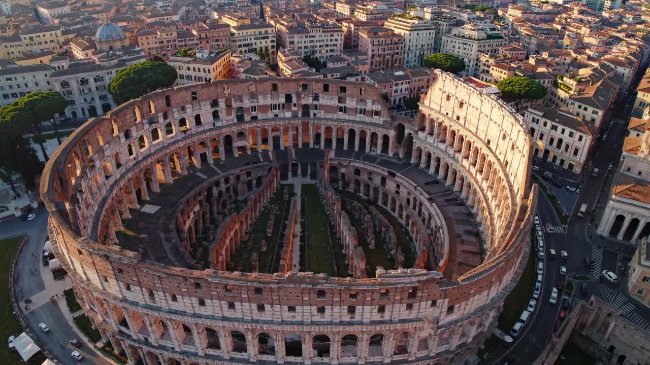 Roma'daki Kolezyum'un havadan çekilmiş videosu, antik mimarisini ve çevresini sergiliyor